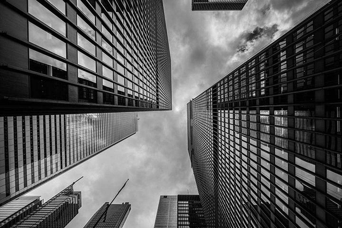 Torres corporativas vistas desde el nivel de calle